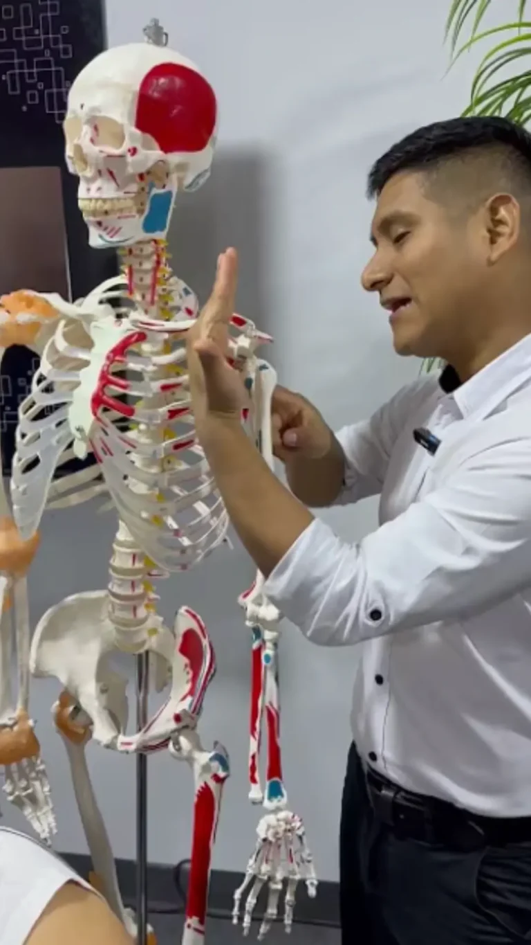 Richard Ferro explicando la columna con un modelo anatómico