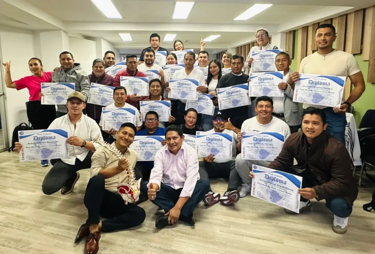 Grupo de alumnos con sus certificados al terminar un curso presencial
