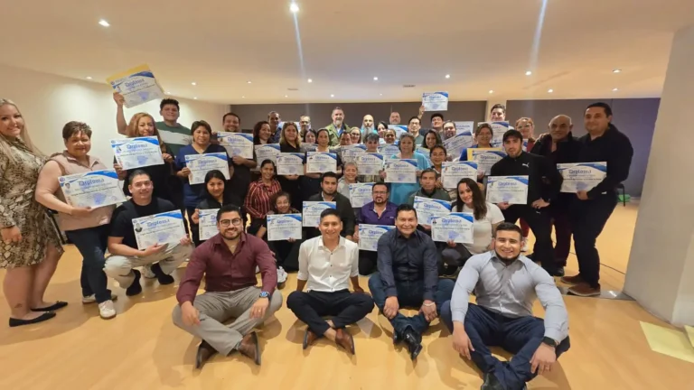 Grupo de alumnos con sus certificados al terminar un curso presencial