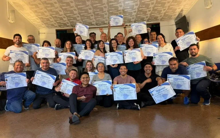 Grupo de alumnos con sus certificados al terminar un curso presencial